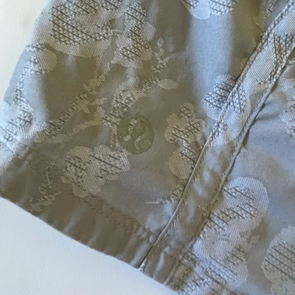 Lululemon Run: Tracker Short II Fossil Sz 6 - Picture 6 of 6
